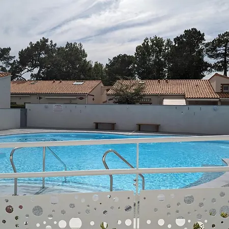 Vakantiehuis Superb With Garden And Terrace *